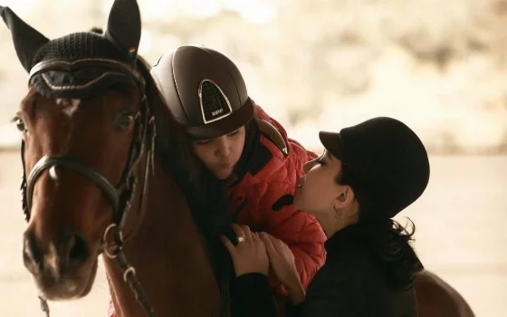 Диера Усманова рассказала, что ее старшая дочь упала с лошади и получила переломы