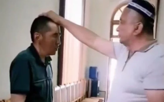 В Узбекистане появился доктор, который лечит все болезни плевками и щелбанами — видео