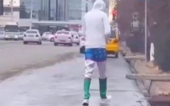 В Узбекистане заметили мужчину в штанах с изображением флага Республики Узбекистан — видео