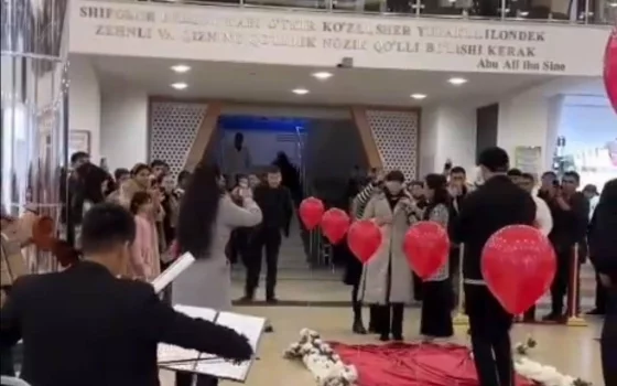 Студенты из Ургенча обручились в стенах своего университета — видео