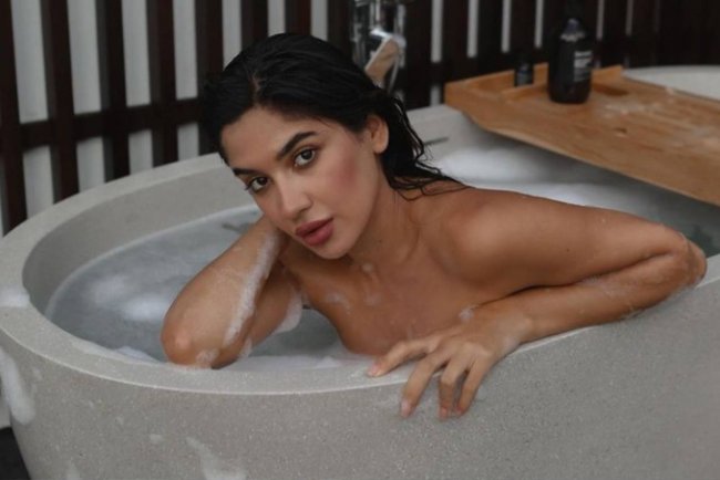 Узбекская блогерша Лео поделилась «горячими» снимками, на которых позирует обнажённая в ванне