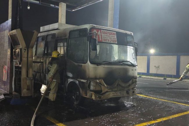 В Коканде загорелся пассажирский автобус