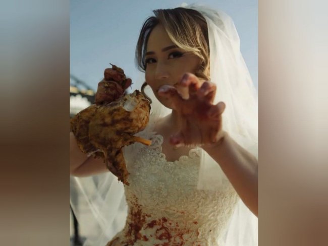 Невеста с огромным куском мяса шокировала пользователей соцсетей — видео