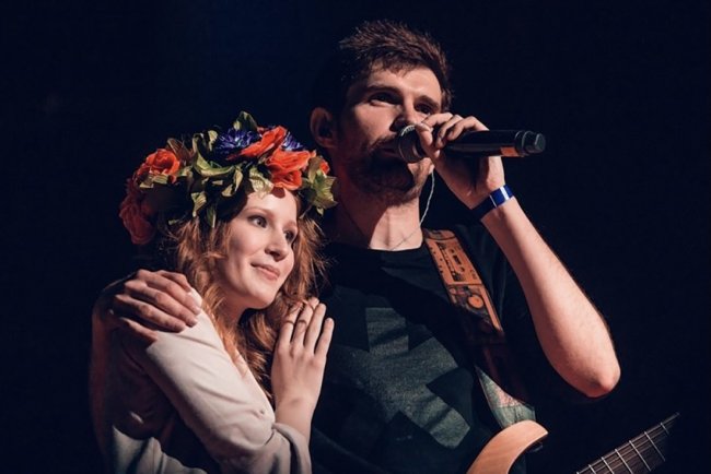 Песня Noize MC и Монеточки в узбекском учебнике русского языка
