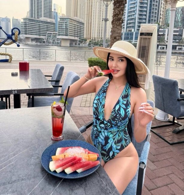 Узбекская блогерша Севинчка опубликовала фотографии в купальнике