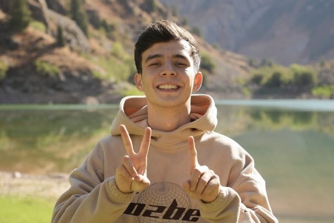 Узбекский блогер Комол Кохоров набрал 1 миллион подписчиков на YouTube