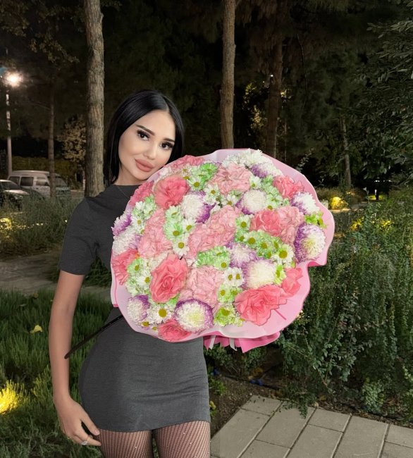 Узбекская блогерша Севинчка выложила фотографии в мини-платье