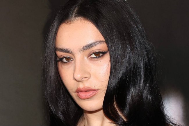 Charli XCX отказалась комментировать вражду с Тейлор Свифт