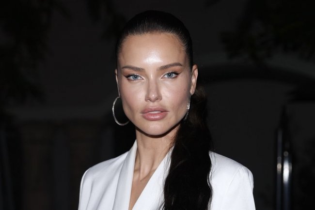 Модель Адриана Лима опубликовала фотографию в нижнем белье