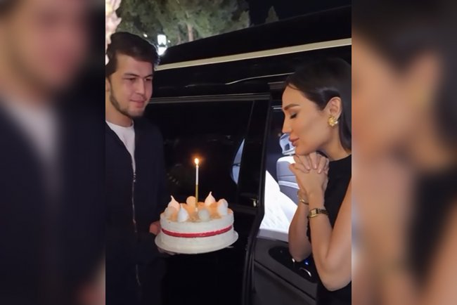 Команда узбекской певицы Мунисы Ризаевой поздравила ее с 39-летием