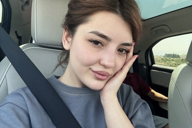 Узбекская актриса Камила Гимандинова опубликовала фотографии в воде с открытым животом
