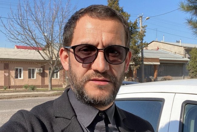 Узбекскому певцу Джахонгиру Отажонову чуть не отрезали ухо