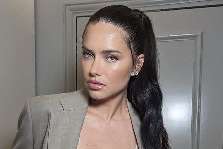 Адриана Лима восхитила фанатов новой съемкой для Victoria's Secret