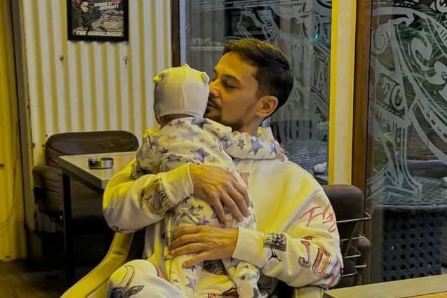 Узбекский певец Джасур Умиров показал трогательное видео с сыном