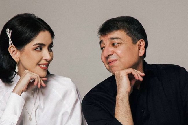 Узбекская актриса Рано Шодиева расплакалась от поздравления мужа и сына