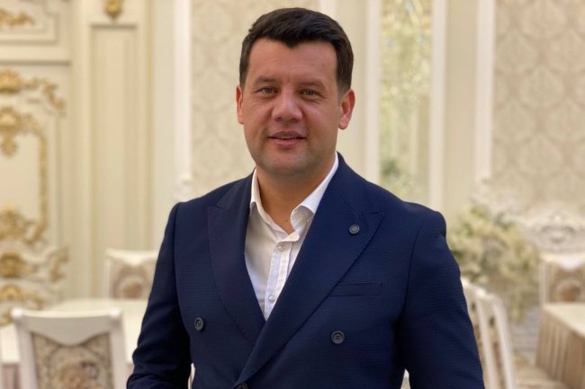 Узбекский певец Самандар Хамракулов поздравил дочь с трехлетием
