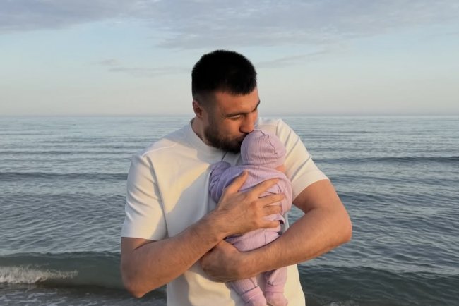 Узбекский боксер Баходир Жалолов показал трогательные фотографии с дочерью