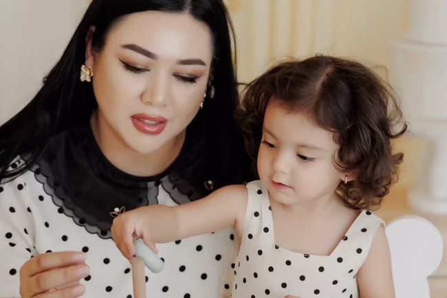 Узбекская актриса Зебинисо Холикова отпраздновала 2-летие дочери