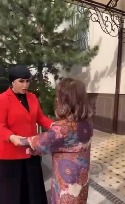 Узбекская певица Юлдуз Усманова и Мавлюда Асалходжаева порадовали фанатов теплой встречей