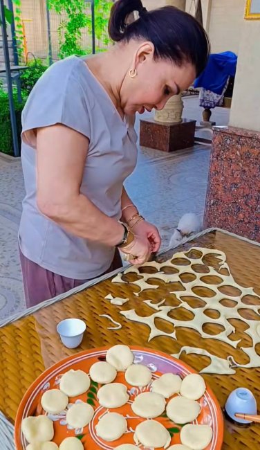 Узбекская певица Юлдуз Усманова показала, как празднует Хаит в кругу семьи