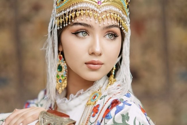 Звезда клипа «Lada» Шабнам отметила свое 17-летие
