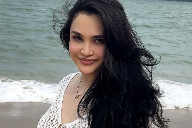 Узбекская актриса Луиза Расулова восхитила поклонников фото в белом топе