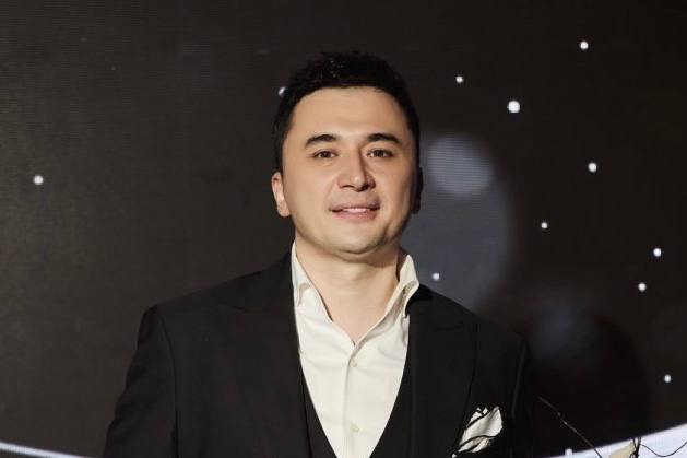 Узбекский певец Улугбек Рахматуллаев показал, как выглядел в детстве
