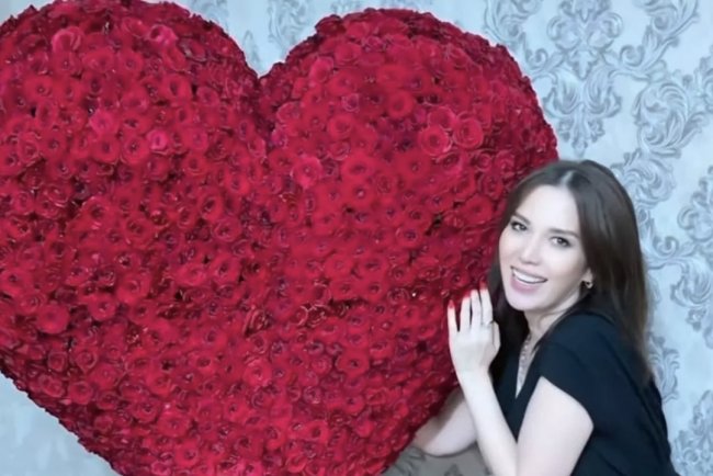 Узбекская актриса Барчин Гафурова получила букет от тайного поклонника