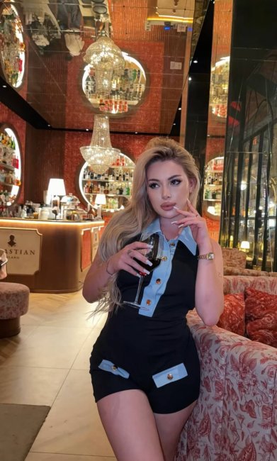 Узбекская блогерша Нигина показала фигуру в облегающем наряде