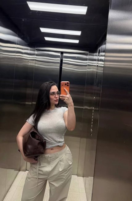 Узбекская актриса Луиза Расулова показала фигуру в открытом топе