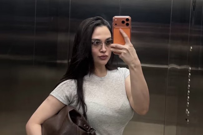 Узбекская актриса Луиза Расулова показала фигуру в открытом топе