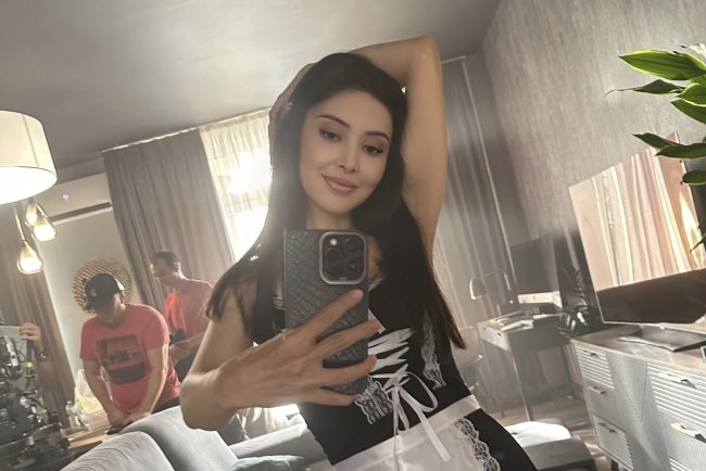 Узбекская актриса Ойдин Юсупова опубликовала фотографию в костюме горничной
