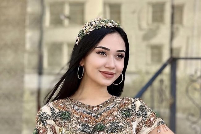 Узбекской актрисе Кумуш Закировой подарили роскошный букет в честь 25-летия