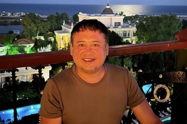 Узбекский певец Тохир Садыков подарил фанату гитару