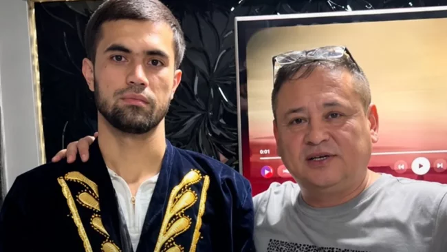 Узбекский певец Тохир Садыков подарил фанату гитару