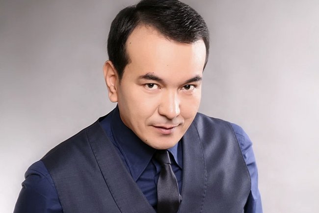 Озодбек Назарбеков подарил телефон маленькому мальчику