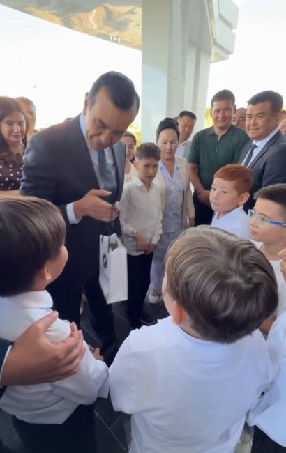 Озодбек Назарбеков подарил телефон маленькому мальчику