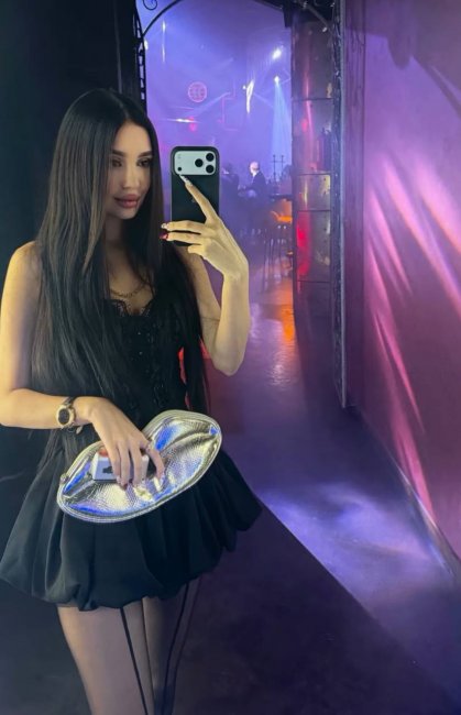Узбекская блогерша Севинчка показала фото в коротком платье