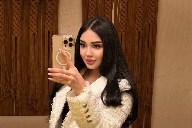 Узбекская блогерша Севинчка показала фото в коротком платье