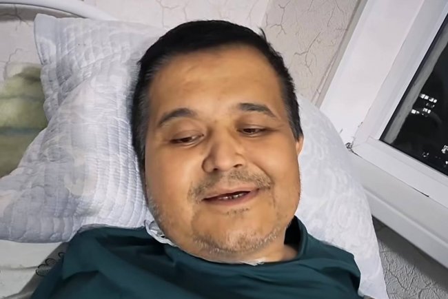 Узбекский телеведущий Ахрор Кушматов расплакался от счастья после операции